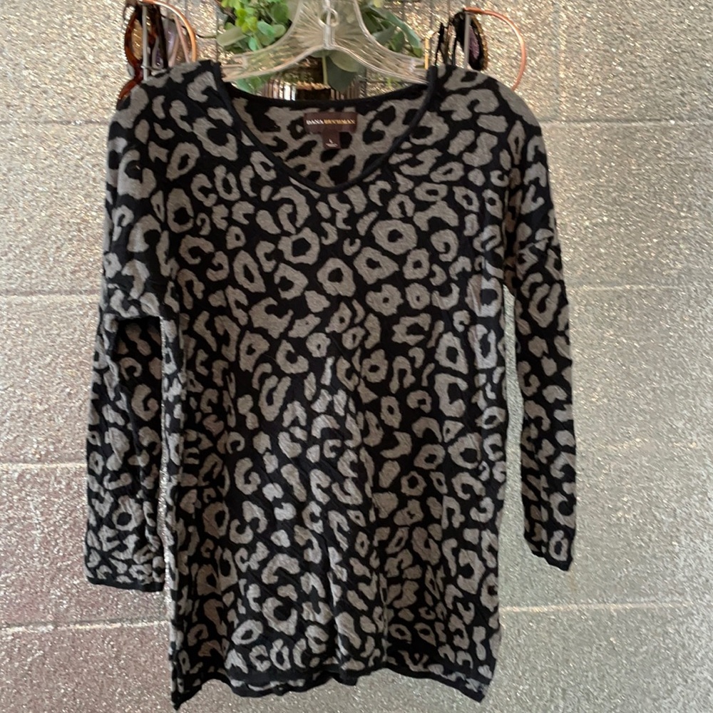 Black and grey leopard light sweater.